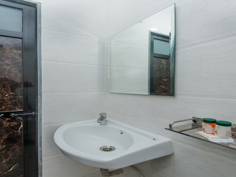 Oyo 11511 Hotel Embassy Grand