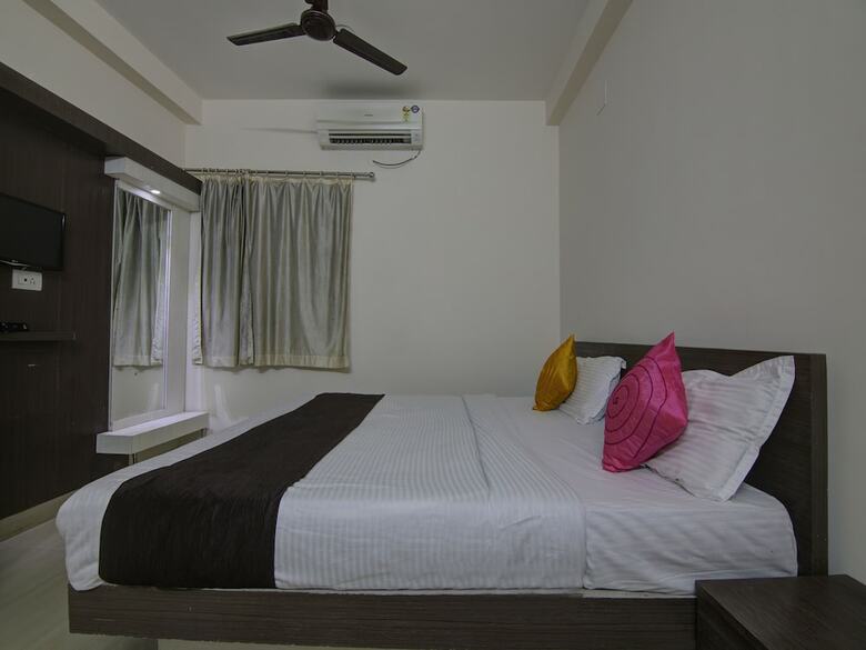 Hotel Oyo 12305 Raj Residency
