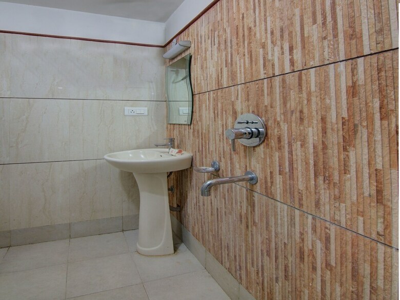 Hotel Oyo 12305 Raj Residency