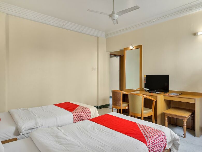 Oyo 12020 Hotel Ratna Regency