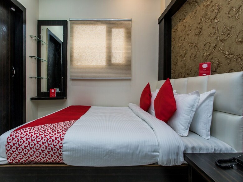 Oyo 12128 Hotel Sajan Palace