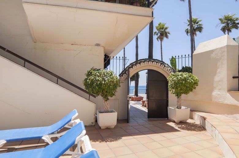 Eden Roc Beachfront Apartments
