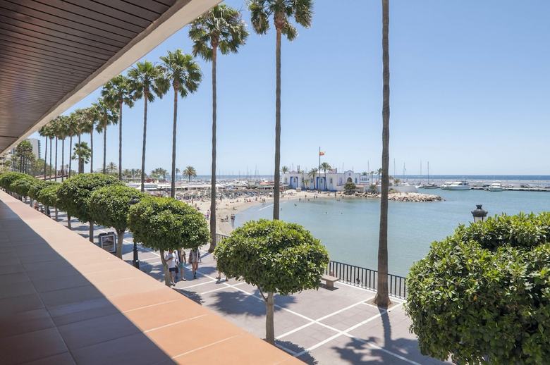 Eden Roc Beachfront Apartments