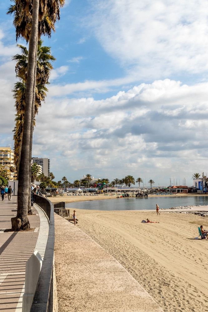 Eden Roc Beachfront Apartments