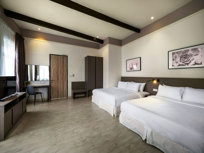 Hutton Central Hotel