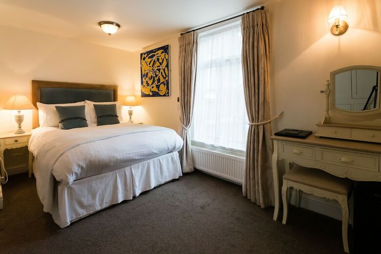 Bed & Breakfast The Old Fourpenny Shop Hotel