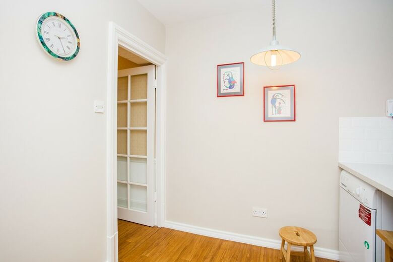 2 Bedroom Apartment In Westminister