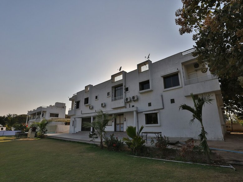 Oyo 11750 Hotel Starz