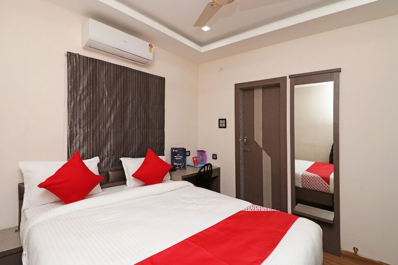 Oyo 11723 Hotel Barney Grand