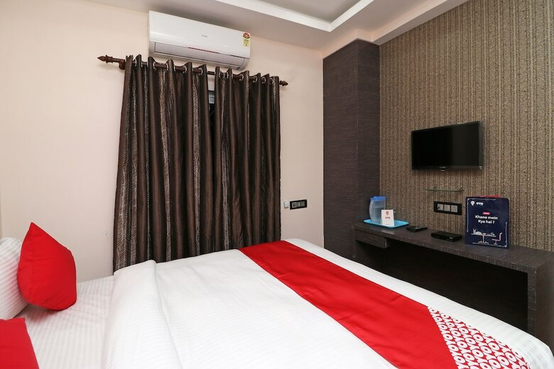 Oyo 11723 Hotel Barney Grand