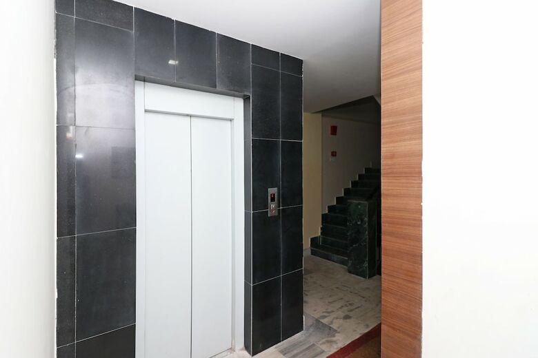 Oyo 11723 Hotel Barney Grand