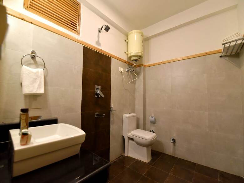 Hotel Oyo 12735 The Manali Lodge