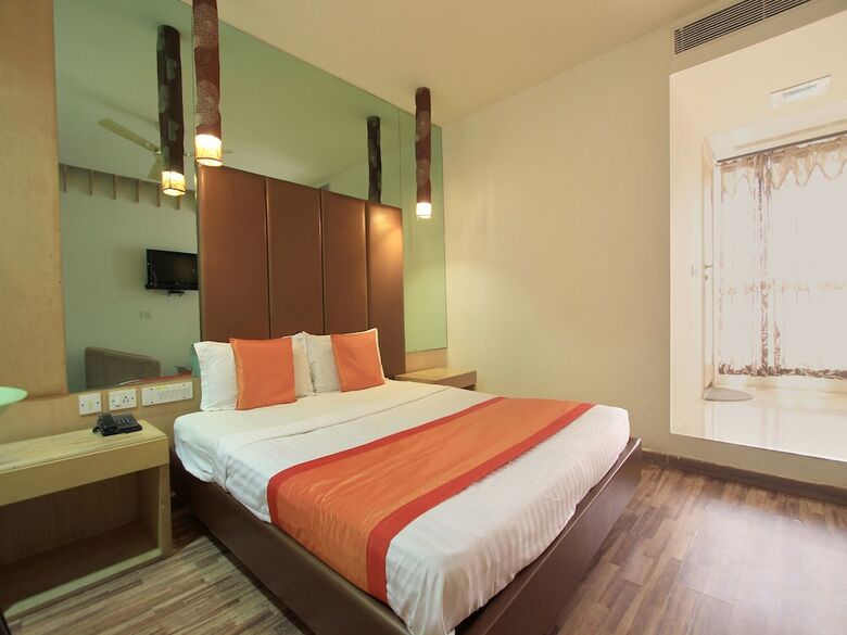 Oyo 11883 Hotel Purple Inn