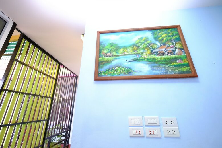 Hotel Amornrat Place