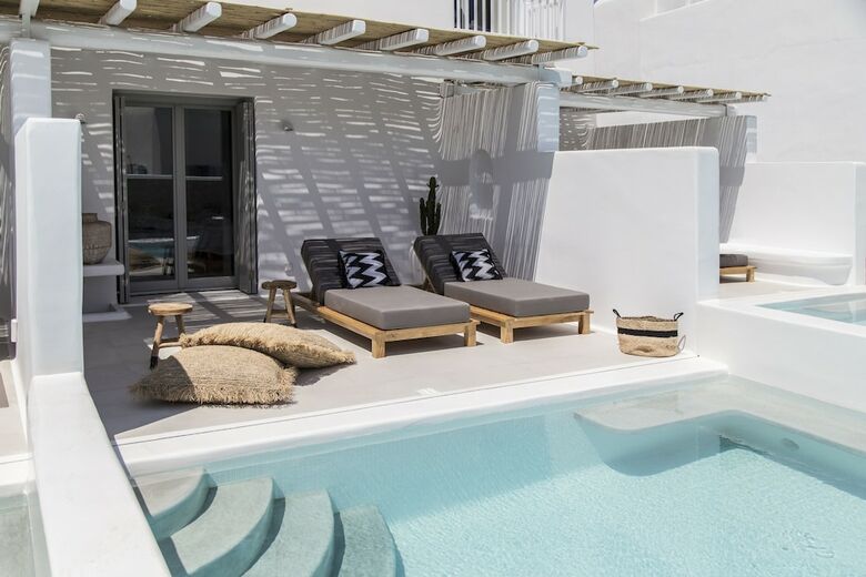 Adorno Beach Hotel & Suites