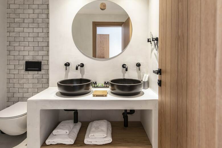 Adorno Beach Hotel & Suites