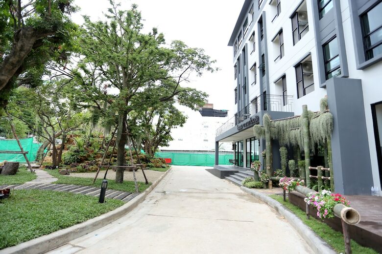 Hostal Bangkok Oasis Hotel