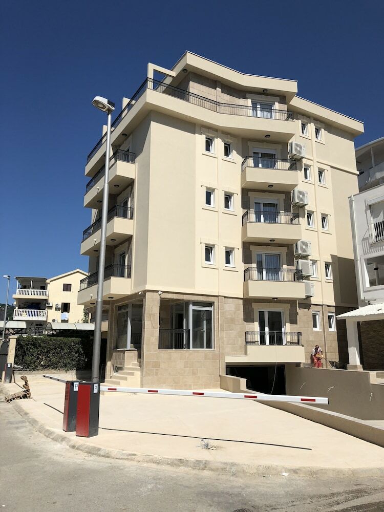 Aparthotel Almare Apartments  Budva