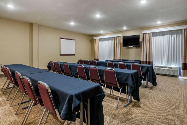 Hotel Comfort Suites Near Route 66