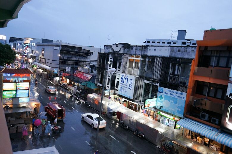 Hotel Lux Rooms Night Bazaar