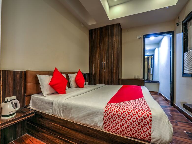 Hotel Oyo 14244 Loya Legend