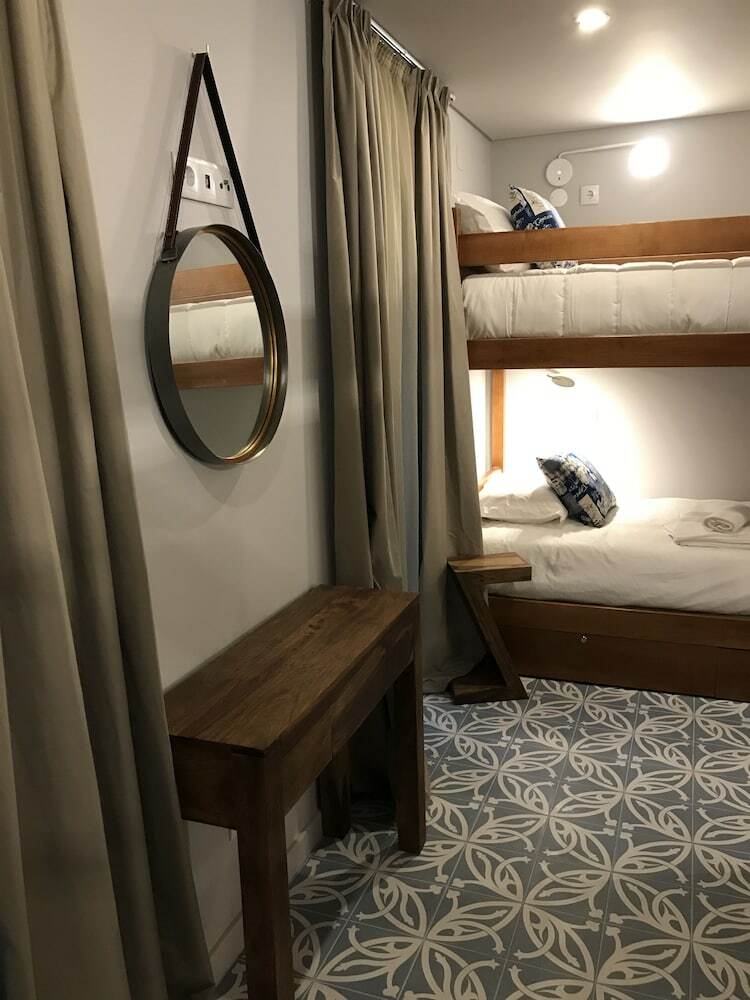 Hostal Royal Beach Hostel & Suites