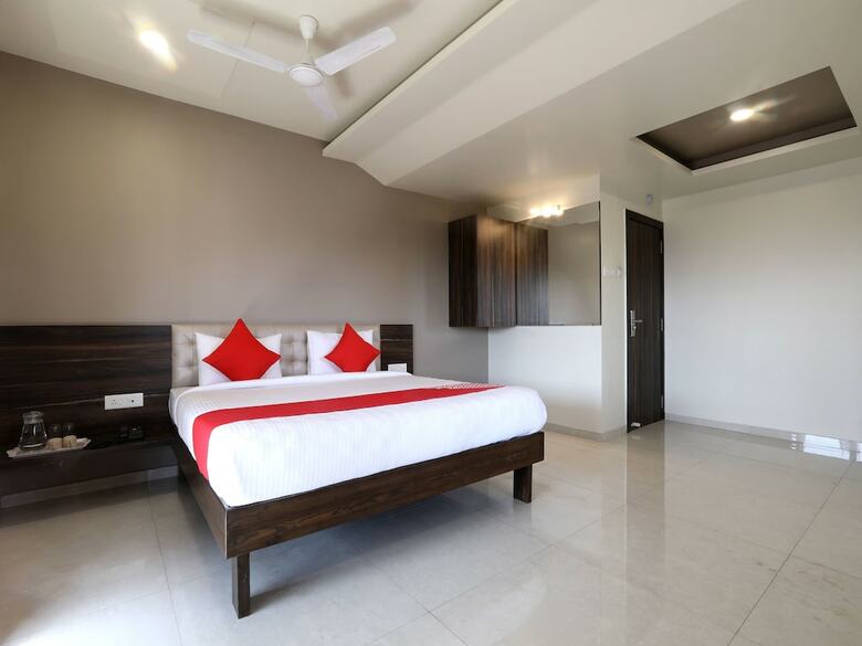 Hotel Oyo 12844 Sri Sai Suites