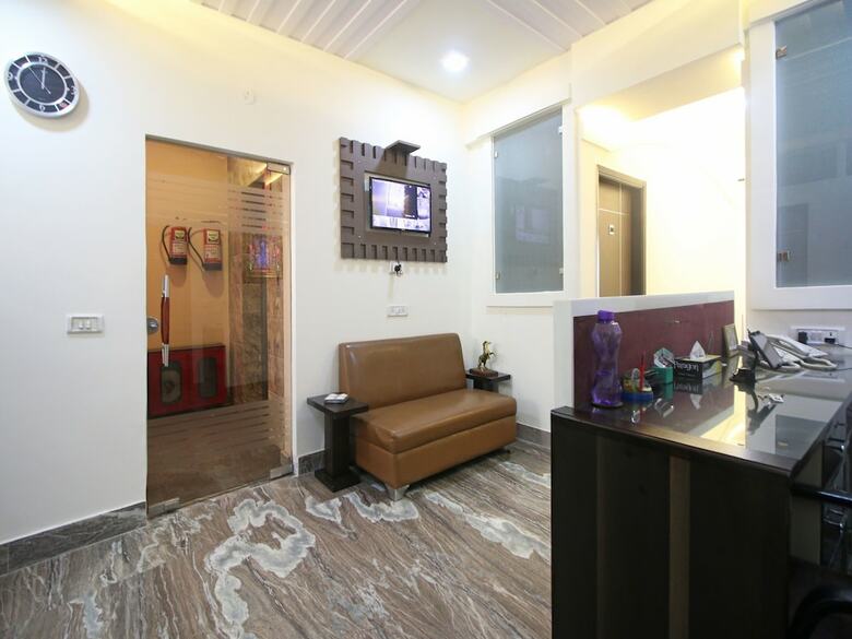 Oyo 393 Hotel Rk Grand Inn