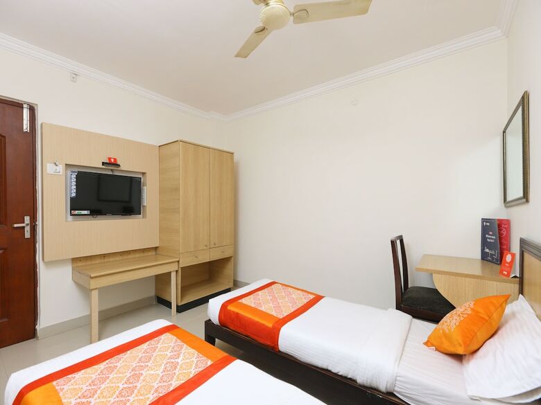 Hotel Oyo 12251 Half Moon