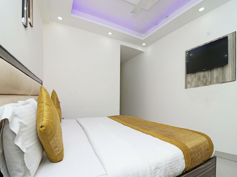 Oyo 11633 Hotel Sweet Palace