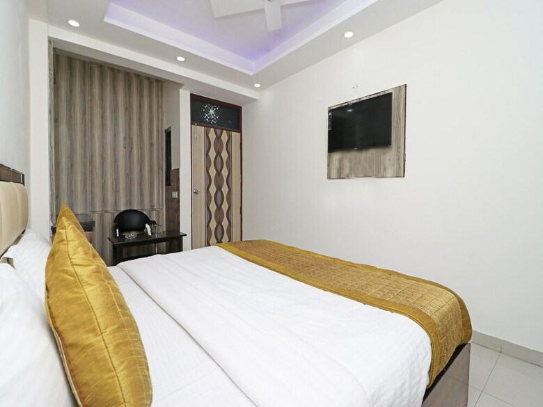 Oyo 11633 Hotel Sweet Palace