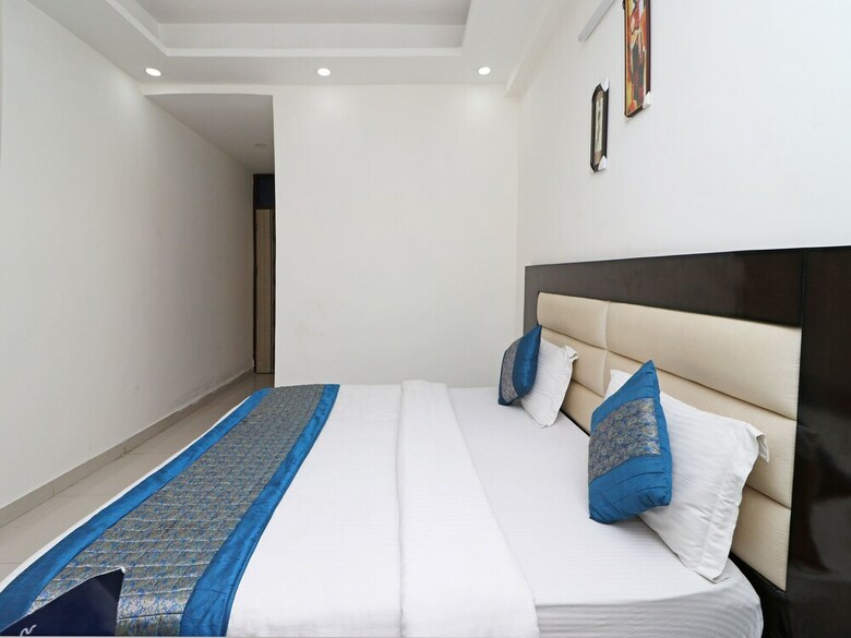 Oyo 11633 Hotel Sweet Palace