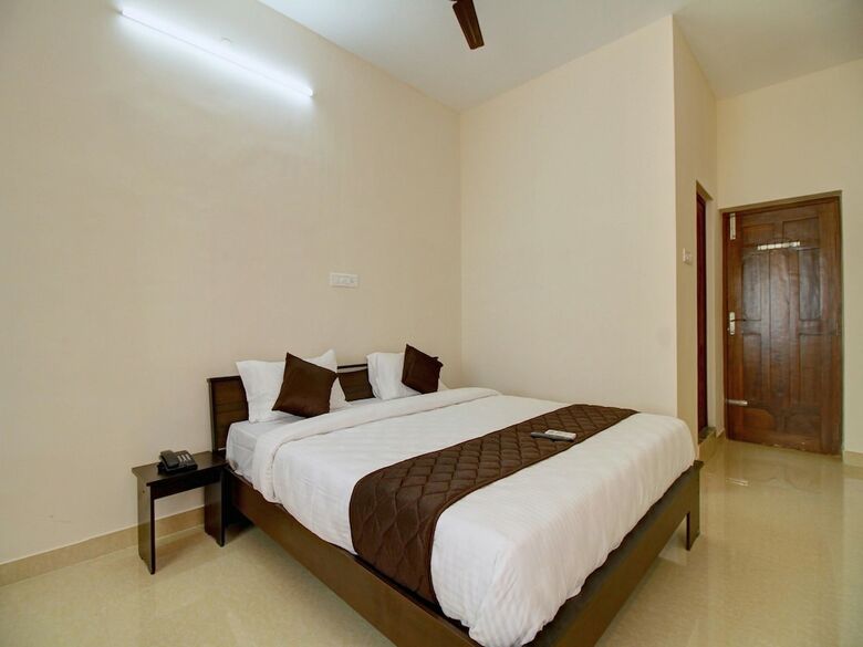 Oyo 12798 Soundaryam Apartments