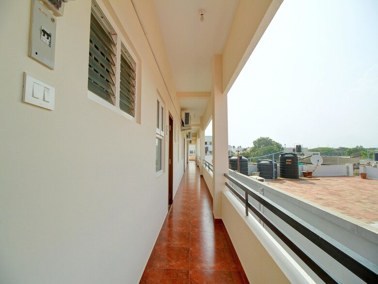 Oyo 12798 Soundaryam Apartments