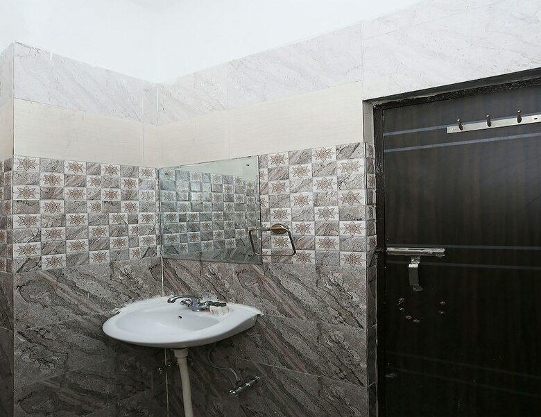 Oyo 11405 Hotel Tej Palace