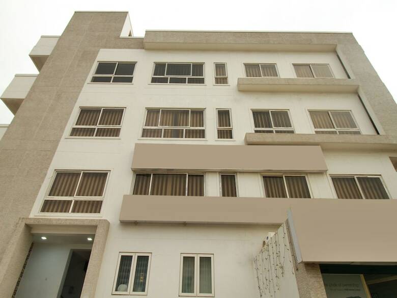 Hotel Oyo 12069 Rankghas Residency