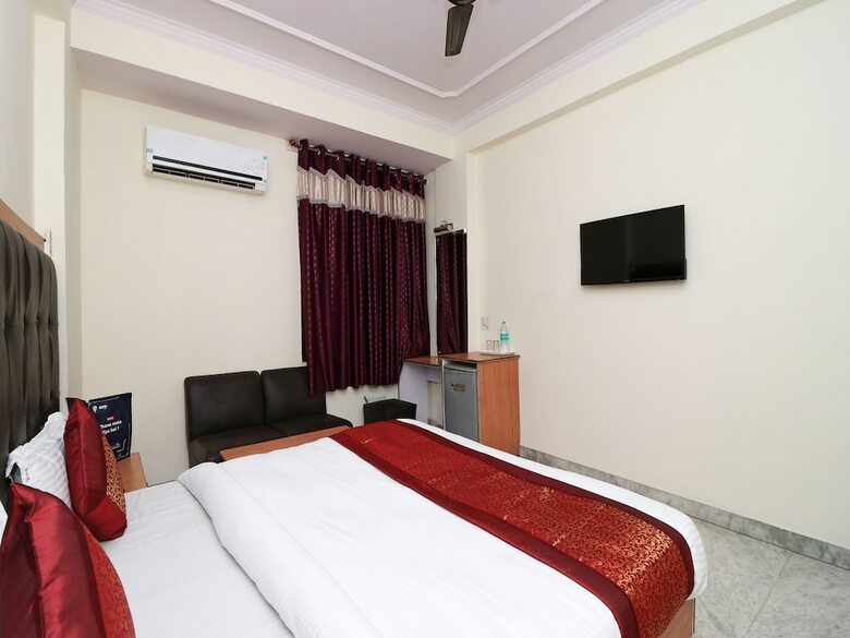 Oyo 12419 Hotel Silver Shine
