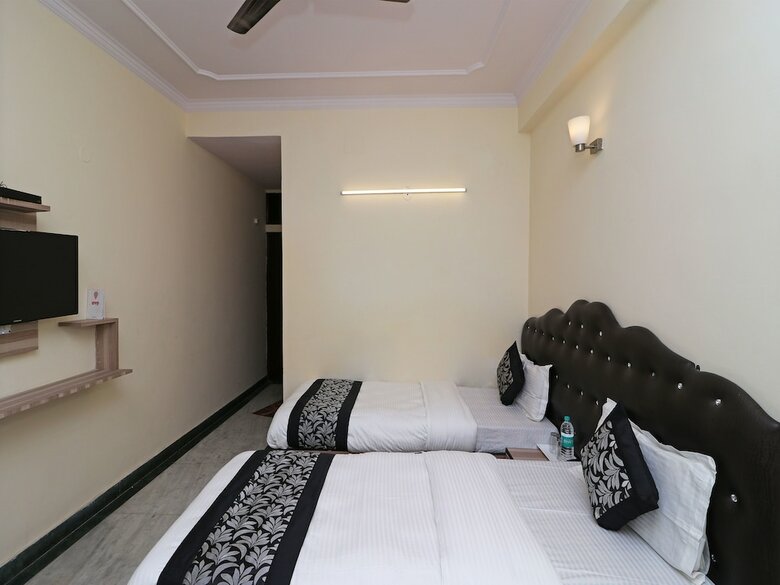 Oyo 12419 Hotel Silver Shine