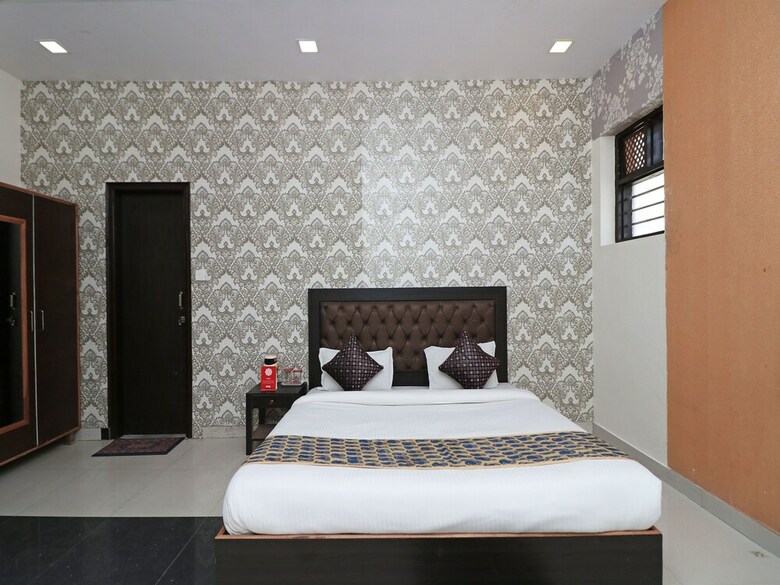 Hotel Oyo 11717 Gold Star Suits