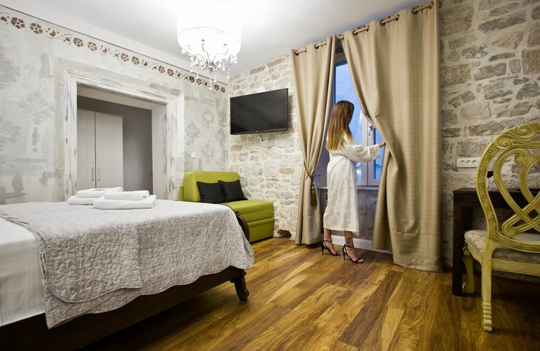 Hotel Plaza Marchi Old Town