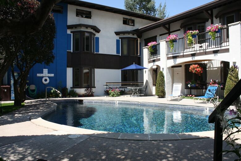 Hotel St. Moritz Lodge & Condominiums