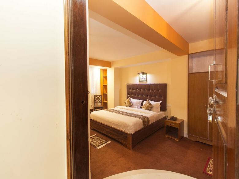 Hotel Oyo 12370 Royal Sarava