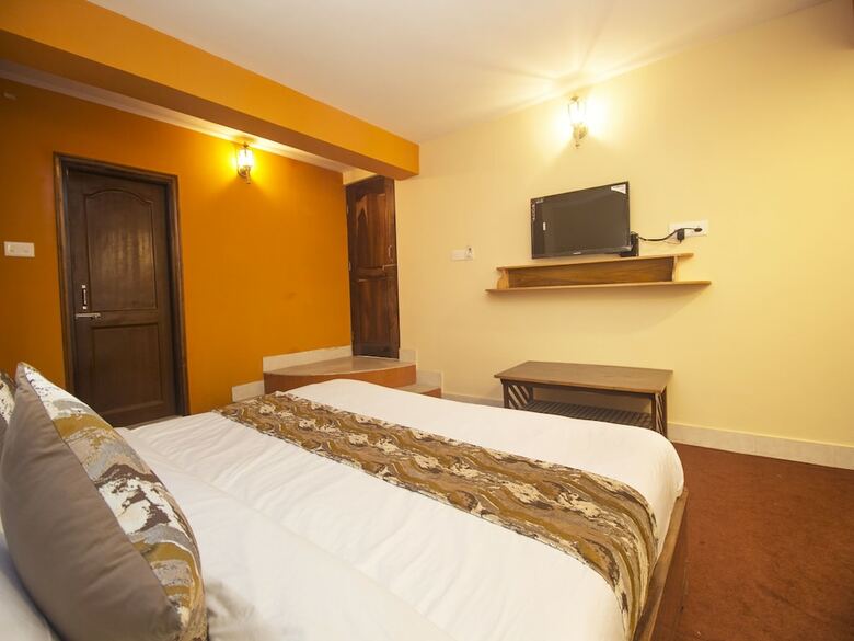 Hotel Oyo 12370 Royal Sarava