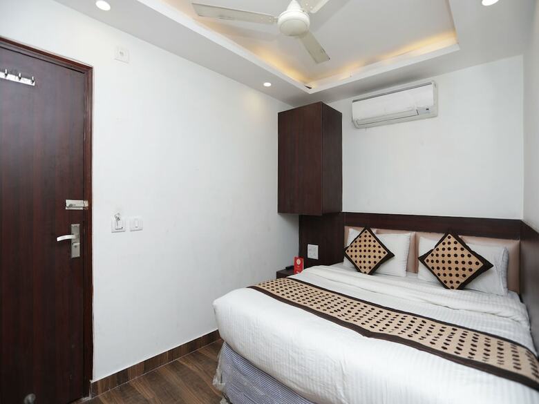 Oyo 12503 Hotel Corner Point