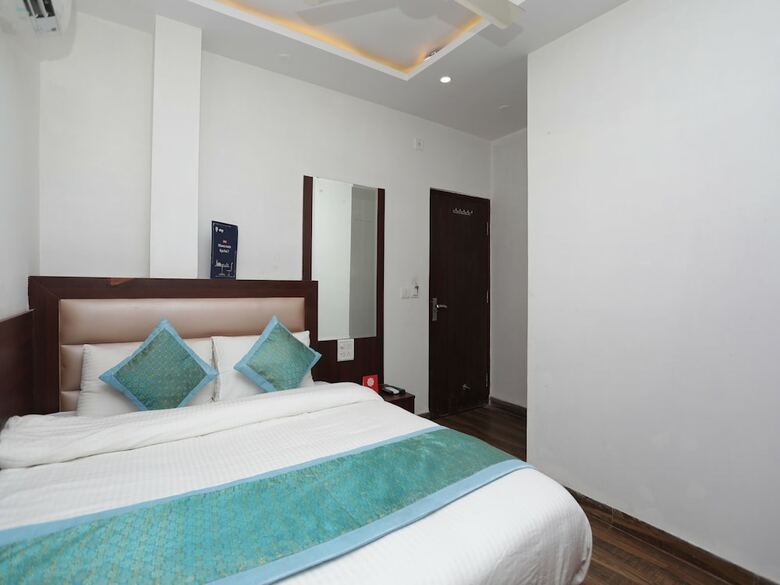 Oyo 12503 Hotel Corner Point