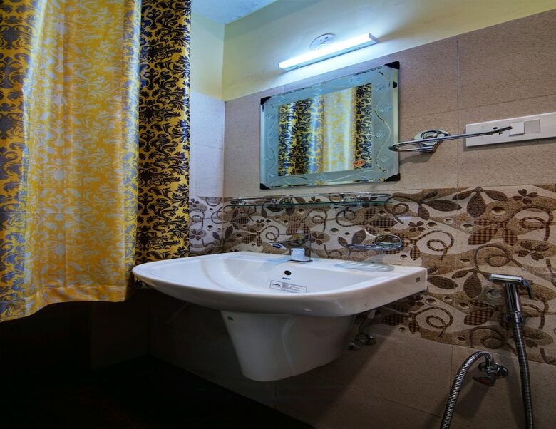 Oyo 13465 Greendot Hotel
