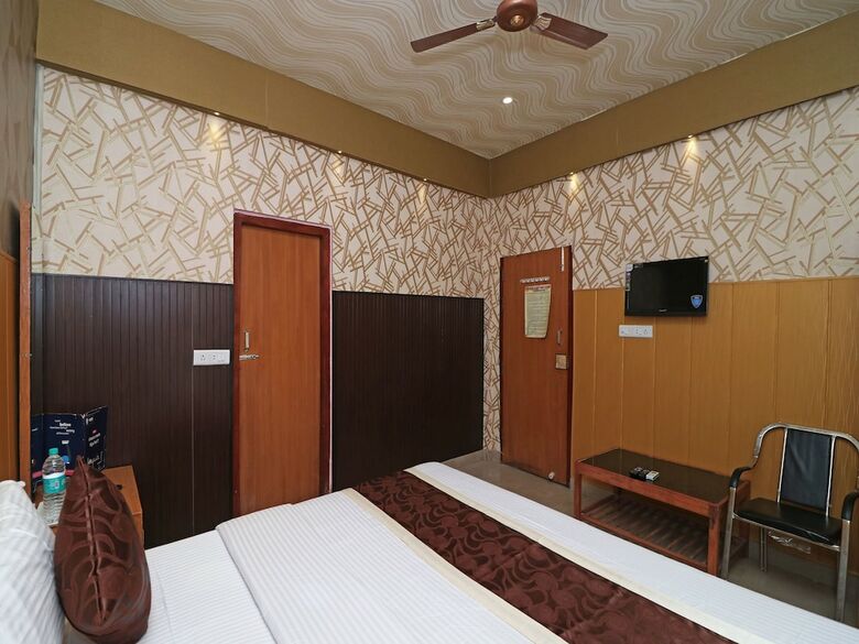 Oyo 13234 Hotel Mahak
