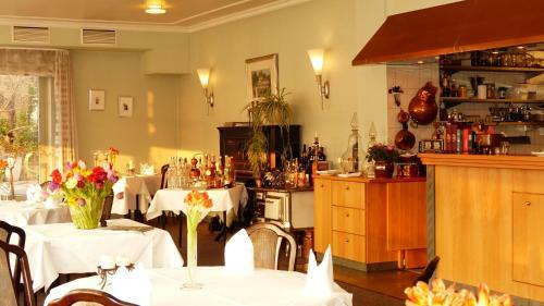 Restaurant Und Hotel Zum Weissen Ross