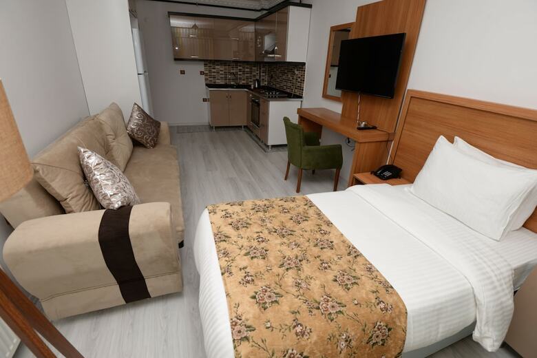 Corner Hotel Van