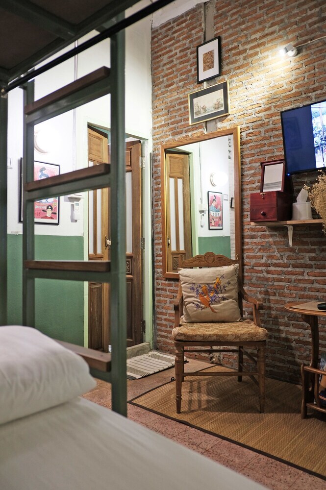 Hostal Live Local